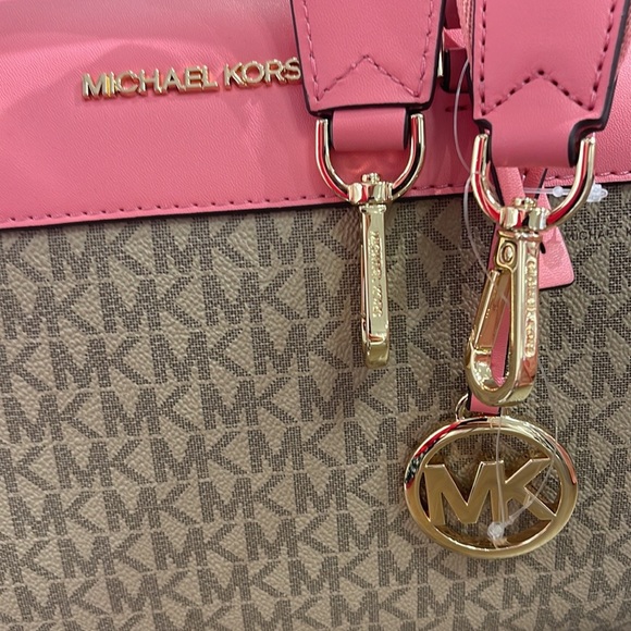 Michael Kors med Duffle Travel - Leather/Coated
35S2GTFU2B
Tea Rose
MD DUFFLE - Picture 9 of 16